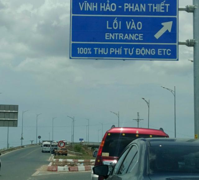 Cảnh sát Giao thông liên tục đóng tạ lối vào cao tốc do lượng xe quá đông - Ảnh 2.