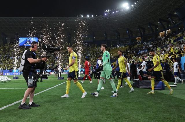 Đội Ronaldo thua sốc chung kết, nhìn Chủ tịch VFF trao cúp cho đại diện Nhật Bản- Ảnh 3. Đội Ronaldo thua sốc chung kết, nhìn Chủ tịch VFF trao cúp cho đại diện Nhật Bản- Ảnh 3.
