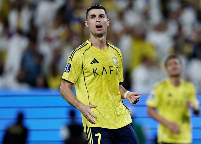 Đội Ronaldo thua sốc chung kết, nhìn Chủ tịch VFF trao cúp cho đại diện Nhật Bản- Ảnh 7. Đội Ronaldo thua sốc chung kết, nhìn Chủ tịch VFF trao cúp cho đại diện Nhật Bản- Ảnh 7.