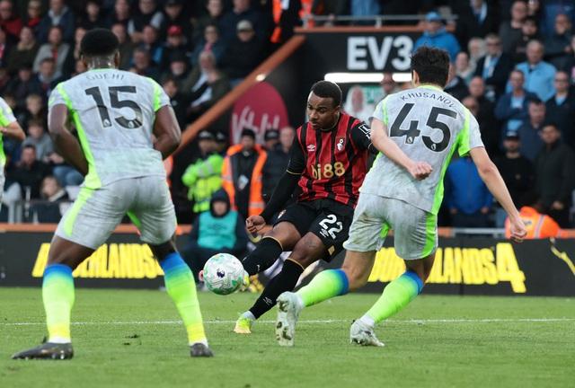 Man City tự ‘bắn vào chân’, Arsenal được dâng sớm chức vô địch Ngoại hạng Anh - Ảnh 1. Man City tự ‘bắn vào chân’, Arsenal được dâng sớm chức vô địch Ngoại hạng Anh - Ảnh 1.