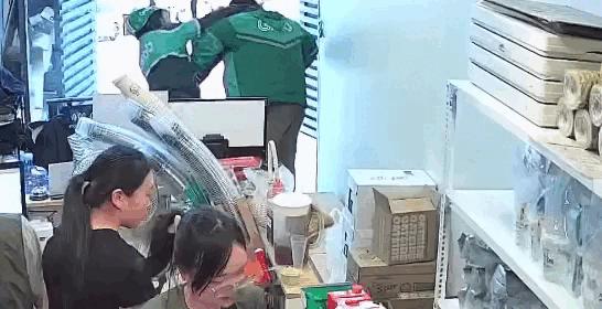 Nam shipper bị đồng nghiệp hành hung, dọa giết ở quán trà sữa- Ảnh 1. Nam shipper bị đồng nghiệp hành hung, dọa giết ở quán trà sữa- Ảnh 1.
