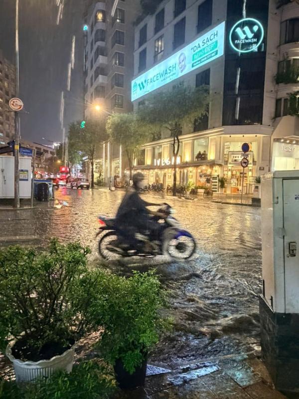 Mưa lớn giải nhiệt khu vực trung tâm TP.HCM- Ảnh 1. Mưa lớn giải nhiệt khu vực trung tâm TP.HCM- Ảnh 1.