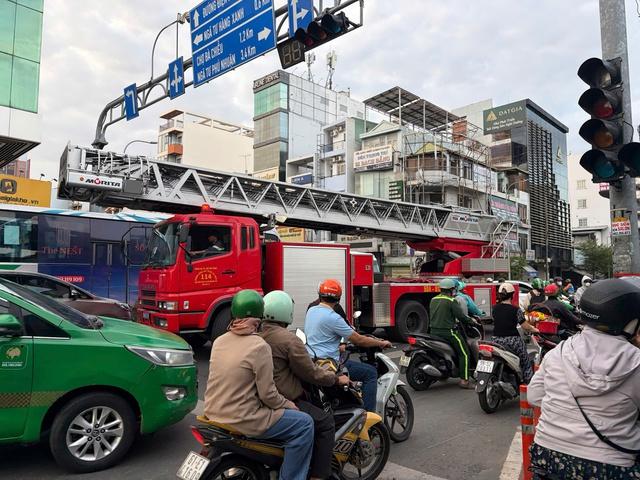 TP.HCM: Cháy chung cư trên đường Đinh Bộ Lĩnh- Ảnh 3. TP.HCM: Cháy chung cư trên đường Đinh Bộ Lĩnh- Ảnh 3.