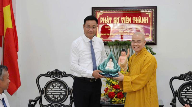 Lãnh đạo Đà Nẵng thăm Giáo hội Phật giáo, lan tỏa tinh thần từ bi mùa Phật đản- Ảnh 3. Lãnh đạo Đà Nẵng thăm Giáo hội Phật giáo, lan tỏa tinh thần từ bi mùa Phật đản- Ảnh 3.