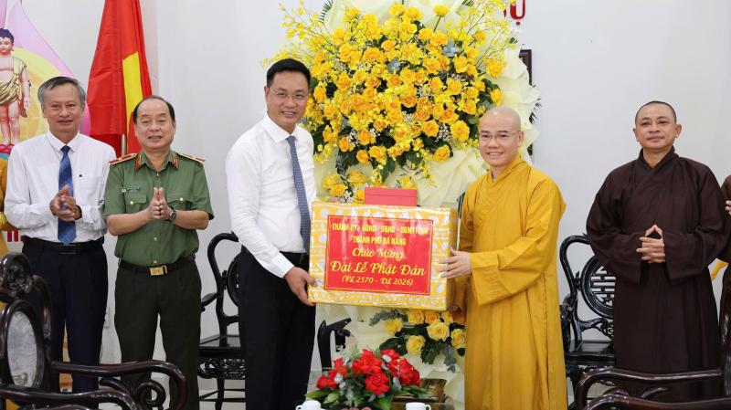 Lãnh đạo Đà Nẵng thăm Giáo hội Phật giáo, lan tỏa tinh thần từ bi mùa Phật đản- Ảnh 4. Lãnh đạo Đà Nẵng thăm Giáo hội Phật giáo, lan tỏa tinh thần từ bi mùa Phật đản- Ảnh 4.