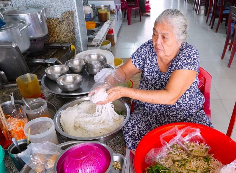 Quán bún nước lèo chỉ bán tôm đất suốt 40 năm vẫn hút khách Cà Mau - Ảnh 2.