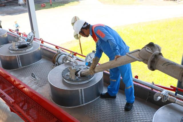 E100 Dung Quất trở lại, tăng tốc cho lộ trình xăng E10 - Ảnh 3.