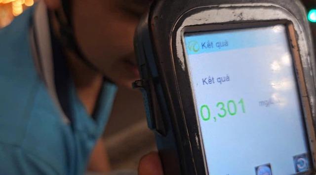 CSGT xuyên đêm tuần tra lưu động, nhiều ma men "quên lối về" bị xử lý - Ảnh 4.