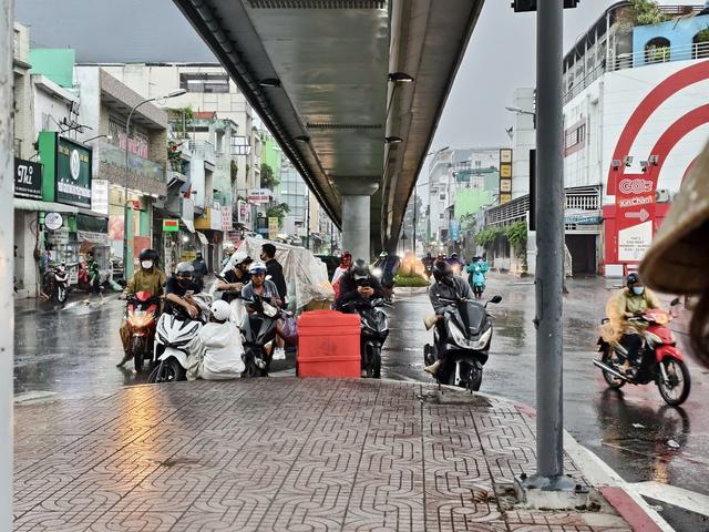 TP.HCM mưa trắng trời sau nhiều ngày nắng đổ lửa - Ảnh 4. TP.HCM mưa trắng trời sau nhiều ngày nắng đổ lửa - Ảnh 4.