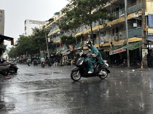 'Mưa vàng' giải nhiệt cho TP.HCM và Nam bộ- Ảnh 7.