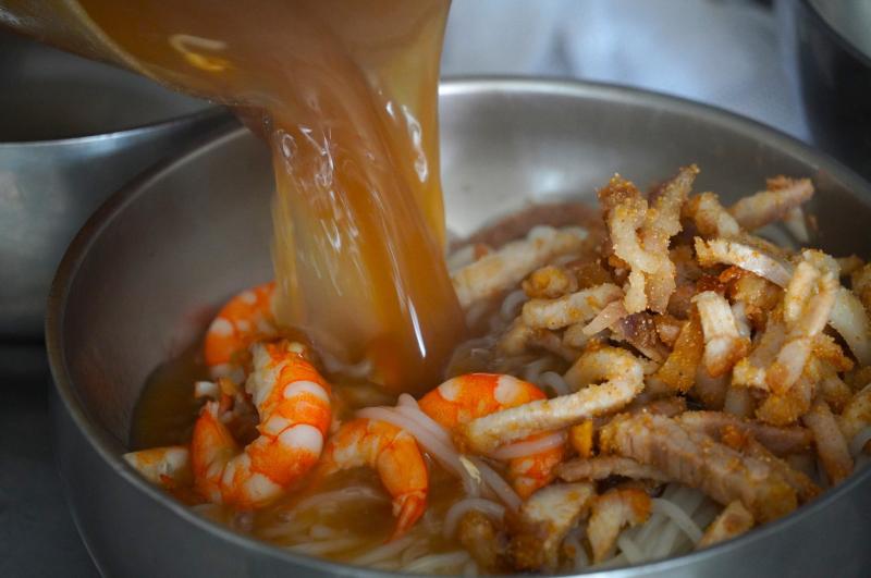 Quán bún nước lèo chỉ bán tôm đất suốt 40 năm vẫn hút khách Cà Mau - Ảnh 6.