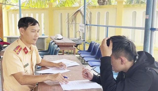 Thiếu niên 15 tuổi bốc đầu xe máy, bị tịch thu phương tiện- Ảnh 1.