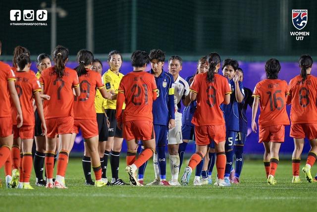 U.17 nữ Thái Lan bị chỉ trích vì thua đậm Trung Quốc 0-6, U.17 nữ Việt Nam được khen ngợi- Ảnh 1.