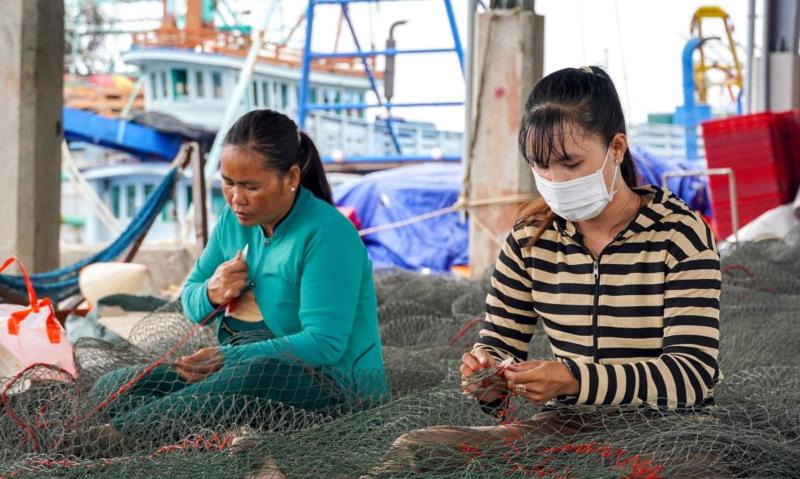 Nhịp sống ở cảng cá Trần Đề: Người bốc xếp, vá lưới tất bật theo mùa cá - Ảnh 7.