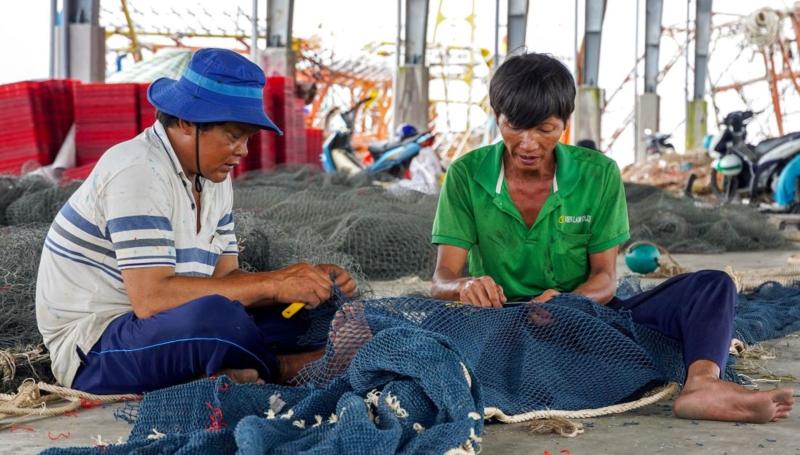 Nhịp sống ở cảng cá Trần Đề: Người bốc xếp, vá lưới tất bật theo mùa cá - Ảnh 8.
