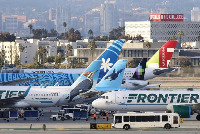 Máy bay Airbus A321 va phải người đi bộ khi đang cất cánh - Ảnh 1.