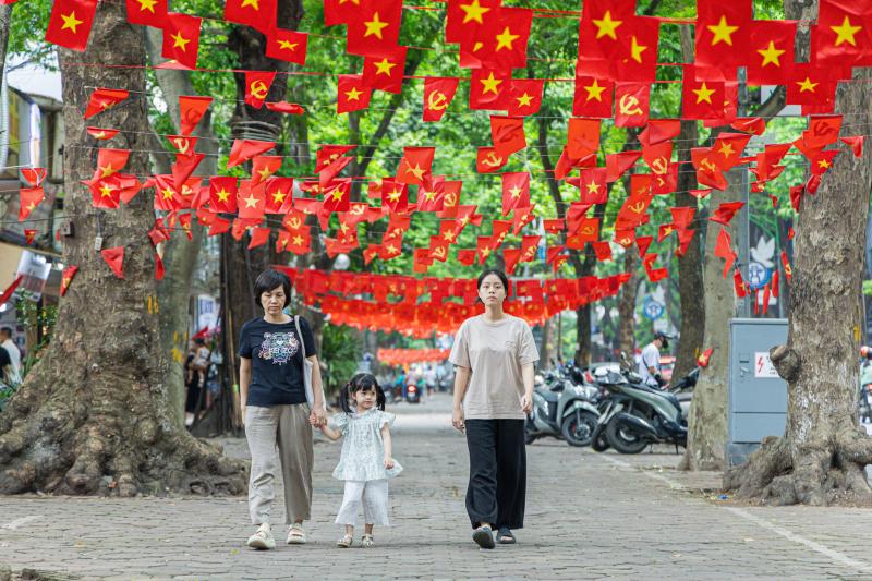 Hà Nội rực rỡ cờ hoa trước thềm Đại hội MTTQ Việt Nam lần thứ XI- Ảnh 5. Hà Nội rực rỡ cờ hoa trước thềm Đại hội MTTQ Việt Nam lần thứ XI- Ảnh 5.