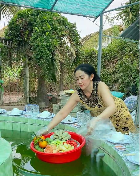 Gia đình miền Tây đãi tiệc đám giỗ bên bể nước, món ăn xuất hiện băng chuyền  - Ảnh 2.
