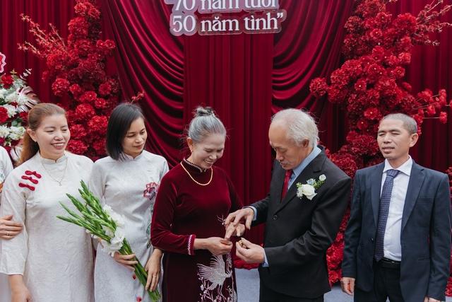 Nên duyên nhờ mai mối, cặp đôi 70 tuổi tổ chức đám cưới vàng sau nửa thế kỷ - Ảnh 1.