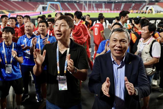 Chủ tịch VFF Trần Quốc Tuấn và HLV Kim Sang-sik dự bốc thăm VCK Asian Cup 2027- Ảnh 1.