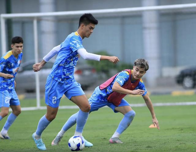 U.19 Việt Nam sang Nhật Bản rèn quân: Chia tay thủ môn Việt kiều, sao trẻ HAGL 1,95 m vắng mặt- Ảnh 1. U.19 Việt Nam sang Nhật Bản rèn quân: Chia tay thủ môn Việt kiều, sao trẻ HAGL 1,95 m vắng mặt- Ảnh 1.