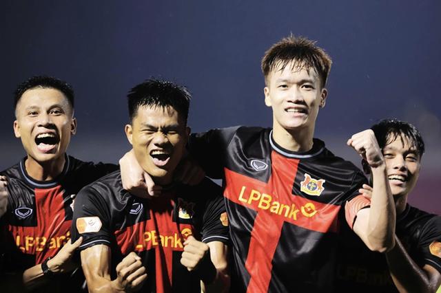 Lịch thi đấu V-League nóng hôm nay: Ninh Bình sẽ thắng dễ SLNA, Becamex TP.HCM có trụ nổi tại Hải Phòng?- Ảnh 1. Lịch thi đấu V-League nóng hôm nay: Ninh Bình sẽ thắng dễ SLNA, Becamex TP.HCM có trụ nổi tại Hải Phòng?- Ảnh 1.