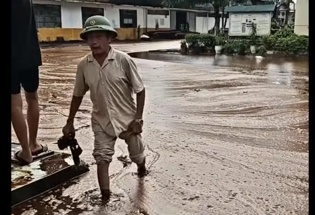 Vụ sét đánh vỡ bồn chứa mật: Lãnh đạo nhà máy đường nói gì?- Ảnh 2. Vụ sét đánh vỡ bồn chứa mật: Lãnh đạo nhà máy đường nói gì?- Ảnh 2.