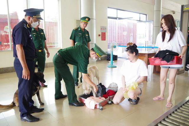 Tiếp nhận 18 công dân Việt Nam do Campuchia bàn giao- Ảnh 2. Tiếp nhận 18 công dân Việt Nam do Campuchia bàn giao- Ảnh 2.