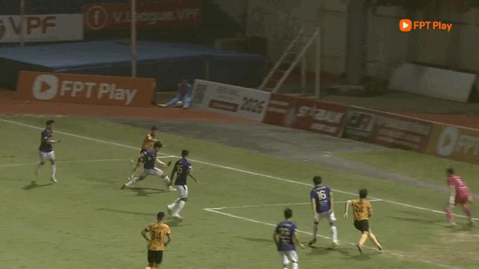 Sao U.23 Việt Nam quá hay, Hoàng Hên quá nhạt: Thanh Hóa đánh bại Hà Nội, vẫn chưa trụ hạng! - Ảnh 2.