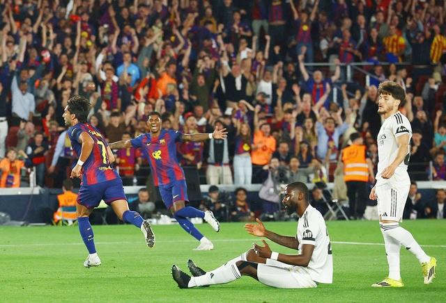 La Liga: Mùa bóng đầy tương phản của hai gã khổng lồ- Ảnh 1. La Liga: Mùa bóng đầy tương phản của hai gã khổng lồ- Ảnh 1.