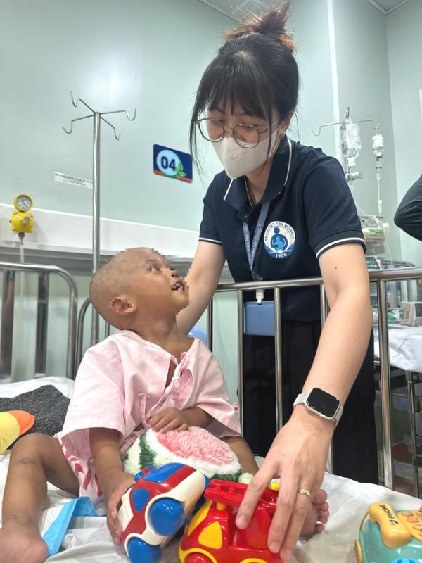 Bé trai 2 tuổi bị bạo hành dã man ở TP.HCM đã cười - Ảnh 1.