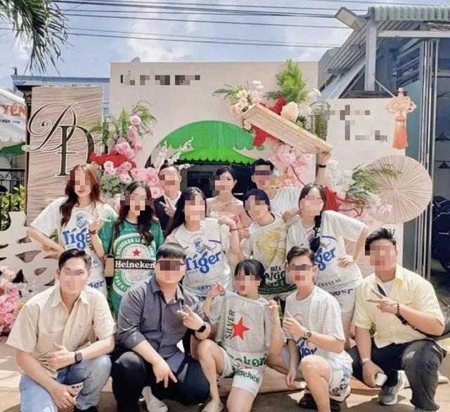 Mặc đồ ngủ, đồ công nhân để... đi đám cưới - Ảnh 1.