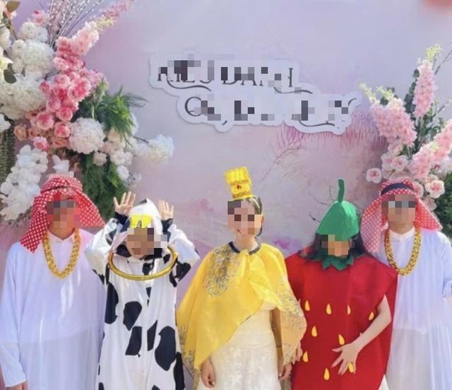 Mặc đồ ngủ, đồ công nhân để... đi đám cưới - Ảnh 2.