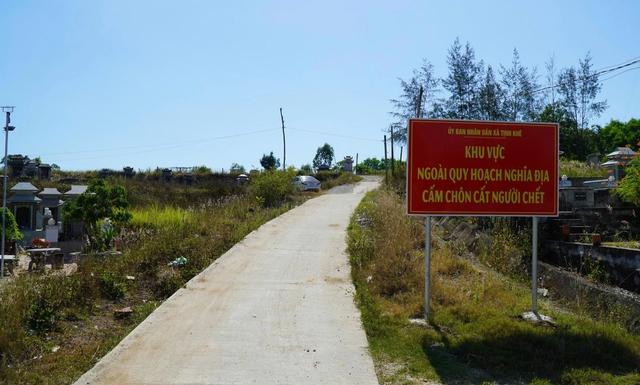 Quảng Ngãi: Hơn 2,1 ha đất nông nghiệp 'biến thành' khu an táng- Ảnh 3. Quảng Ngãi: Hơn 2,1 ha đất nông nghiệp 'biến thành' khu an táng- Ảnh 3.