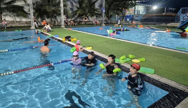 Cơn sốt học bơi bùng nổ ở TP.HCM: Phụ huynh chi tiền triệu để con biết bơi- Ảnh 4. Cơn sốt học bơi bùng nổ ở TP.HCM: Phụ huynh chi tiền triệu để con biết bơi- Ảnh 4.