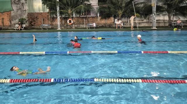 Cơn sốt học bơi bùng nổ ở TP.HCM: Phụ huynh chi tiền triệu để con biết bơi- Ảnh 5. Cơn sốt học bơi bùng nổ ở TP.HCM: Phụ huynh chi tiền triệu để con biết bơi- Ảnh 5.