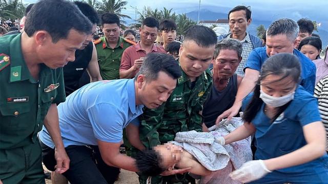 Người đàn ông lao ra biển cứu thành công cháu bé bị đuối nước- Ảnh 1. Người đàn ông lao ra biển cứu thành công cháu bé bị đuối nước- Ảnh 1.