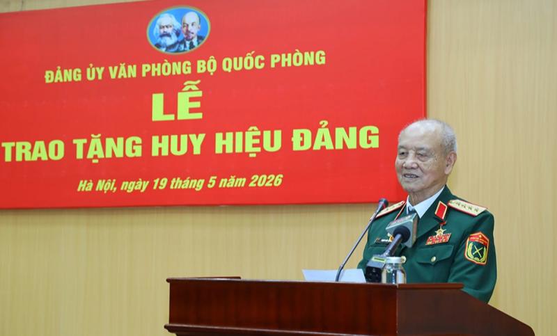 Đại tướng Phạm Văn Trà nhận Huy hiệu 70 năm tuổi Đảng- Ảnh 2.