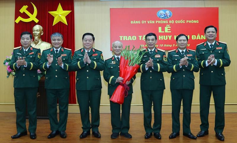 Đại tướng Phạm Văn Trà nhận Huy hiệu 70 năm tuổi Đảng- Ảnh 3.
