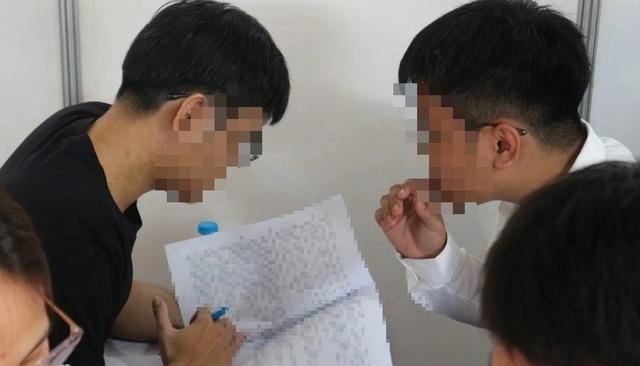 Khi ứng viên quá tay 'thổi phồng' CV xin việc- Ảnh 1. Khi ứng viên quá tay 'thổi phồng' CV xin việc- Ảnh 1.
