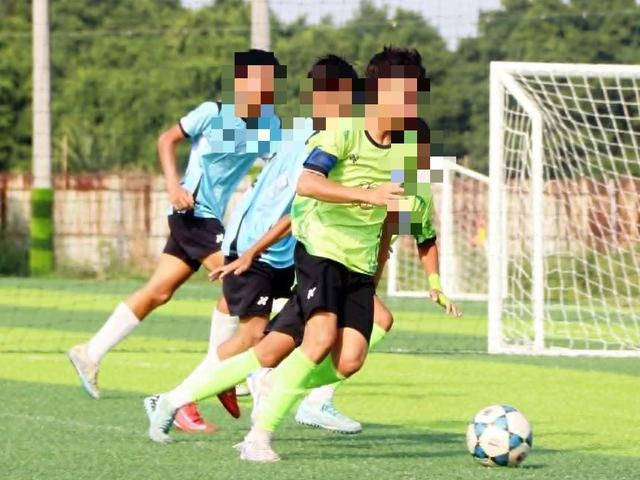 Từ vụ nam sinh nguy kịch sau đá bóng dưới nắng nóng: Cẩn trọng sốc nhiệt - Ảnh 2. Từ vụ nam sinh nguy kịch sau đá bóng dưới nắng nóng: Cẩn trọng sốc nhiệt - Ảnh 2.