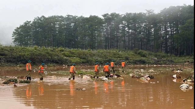 Tìm thấy thi thể bé gái bị lũ cuốn mất tích ở hồ Đan Kia- Ảnh 2.