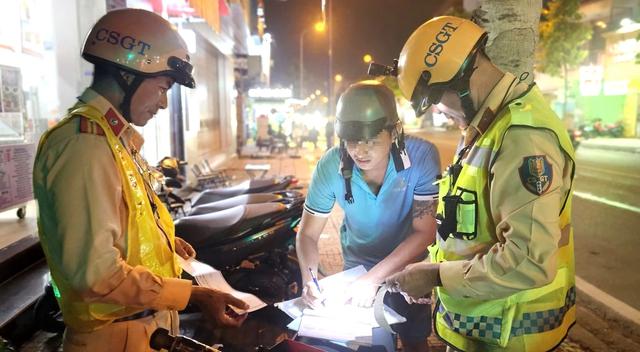 CSGT xuyên đêm tuần tra lưu động, nhiều ma men "quên lối về" bị xử lý - Ảnh 5.