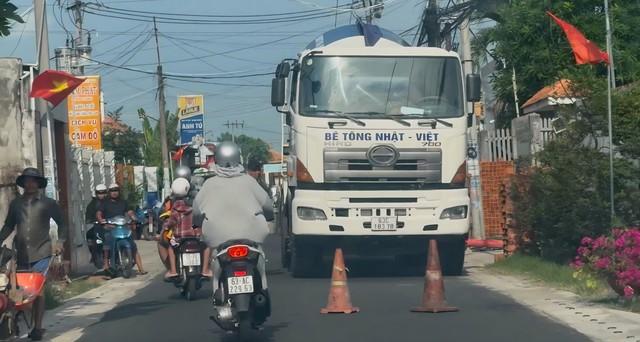 Đồng Tháp: Xe bồn chục tấn ngang nhiên đi vào đường cấm xe trên 5 tấn- Ảnh 1. Đồng Tháp: Xe bồn chục tấn ngang nhiên đi vào đường cấm xe trên 5 tấn- Ảnh 1.