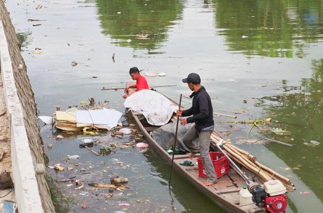 Đổ vỏ chai xuống sông ở Huế, bị lập biên và buộc trục vớt lên lại- Ảnh 2. Đổ vỏ chai xuống sông ở Huế, bị lập biên và buộc trục vớt lên lại- Ảnh 2.