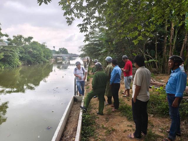 Đổ vỏ chai xuống sông ở Huế, bị lập biên và buộc trục vớt lên lại- Ảnh 3. Đổ vỏ chai xuống sông ở Huế, bị lập biên và buộc trục vớt lên lại- Ảnh 3.