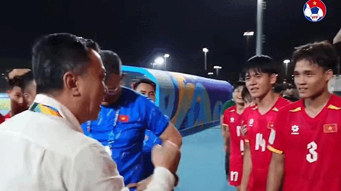Chủ tịch VFF Trần Quốc Tuấn động viên và chúc mừng U.17 Việt Nam sau trận