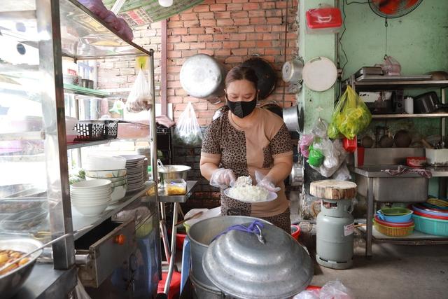 Thực tế quán cơm 35.000 đồng ở TP.HCM có gì? - Ảnh 1.