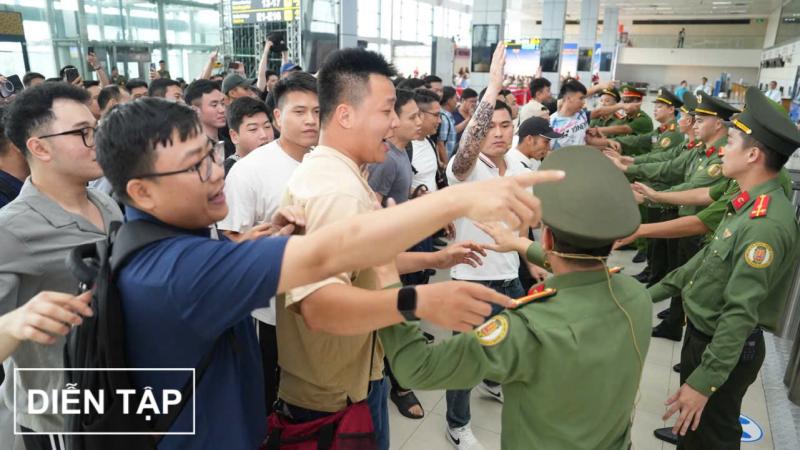 Cận cảnh pha khống chế đối tượng phá rối 'siêu' gay cấn tại sân bay Nội Bài- Ảnh 3. Cận cảnh pha khống chế đối tượng phá rối 'siêu' gay cấn tại sân bay Nội Bài- Ảnh 3.