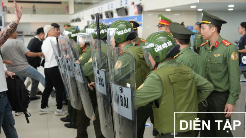 Cận cảnh pha khống chế đối tượng phá rối 'siêu' gay cấn tại sân bay Nội Bài- Ảnh 4. Cận cảnh pha khống chế đối tượng phá rối 'siêu' gay cấn tại sân bay Nội Bài- Ảnh 4.